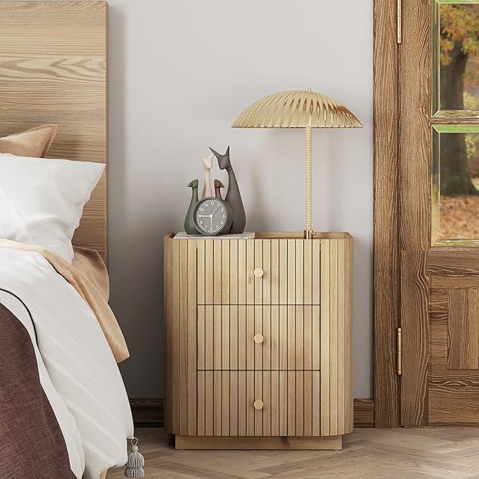 COZAYH Farmhouse 3 Drawer Wood Nightstand with Vertical Slatted Wood, Rustic Curved Edge Dresser with Metal Handles, Modern Design Bed Side Table with Recessed Tray Top for Bedroom, Office (Natural)